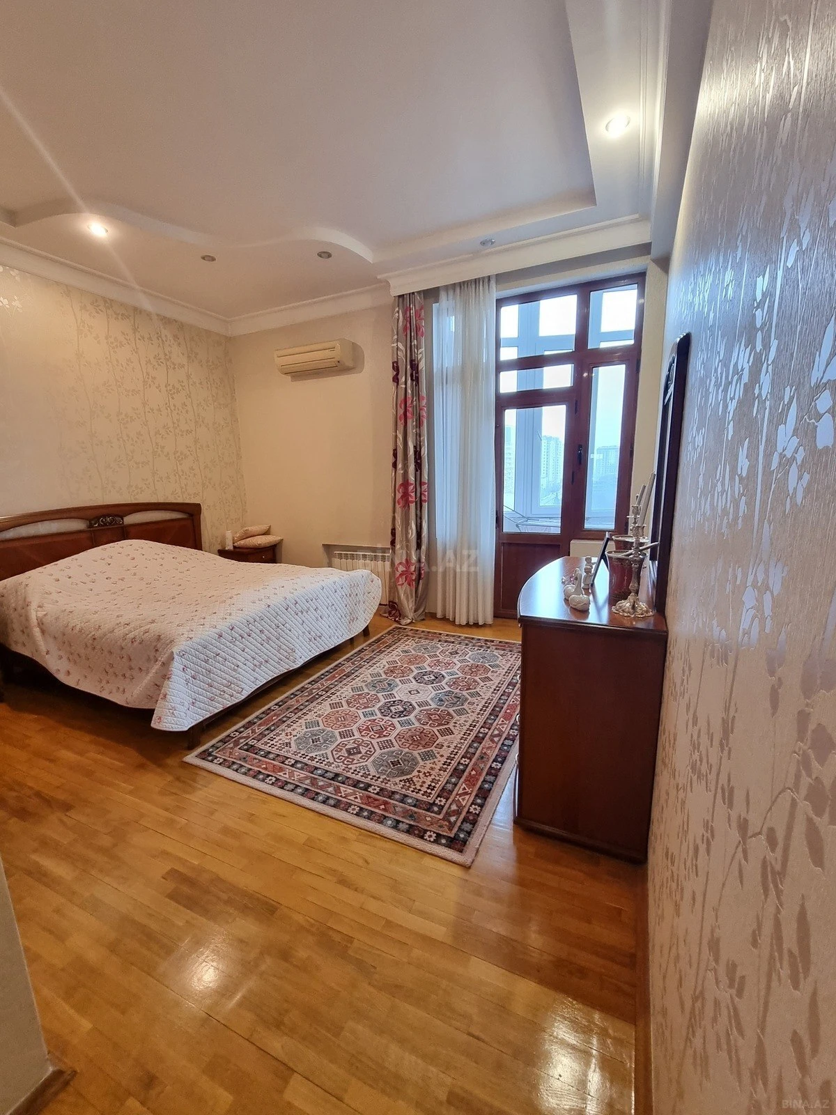 Satılır 4 otaqlı mənzil 215 m²