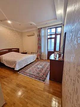 Satılır 4 otaqlı mənzil 215 m²