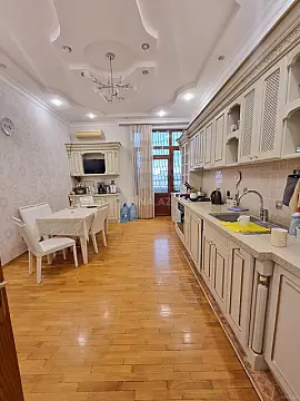 Satılır 4 otaqlı mənzil 215 m²