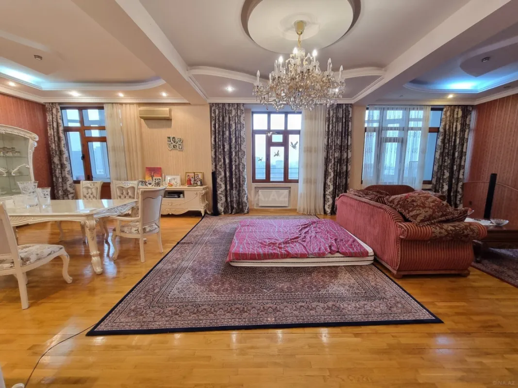 Satılır 4 otaqlı mənzil 215 m²