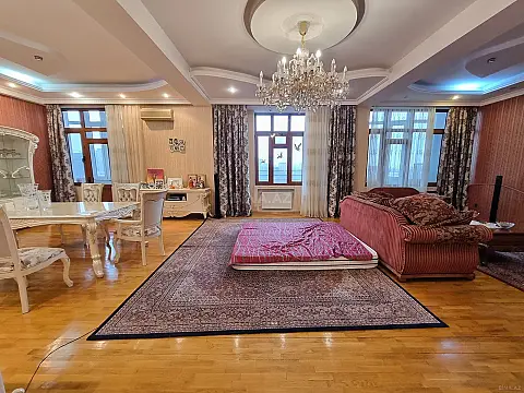 Satılır 4 otaqlı mənzil 215 m²