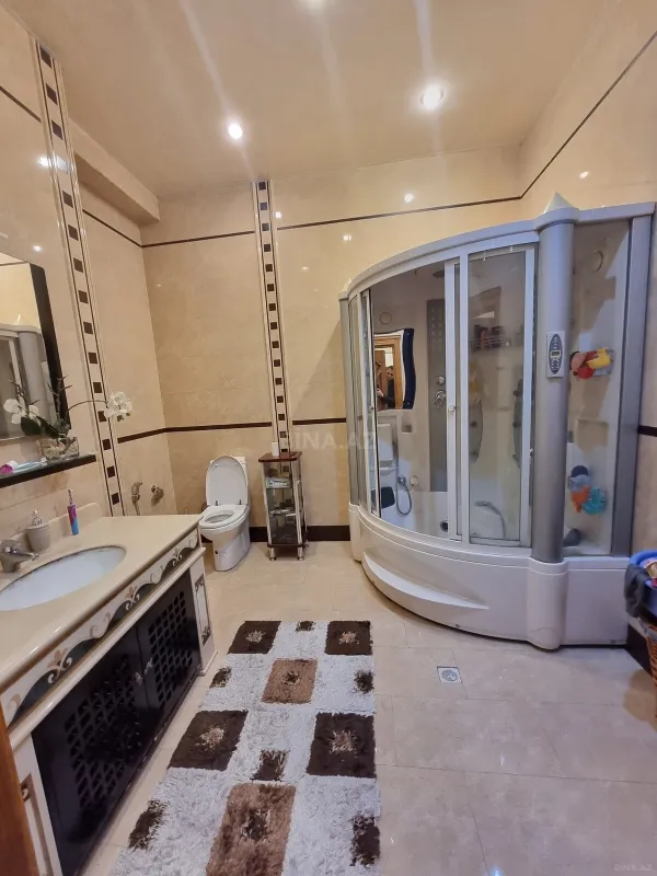 Satılır 4 otaqlı mənzil 215 m²