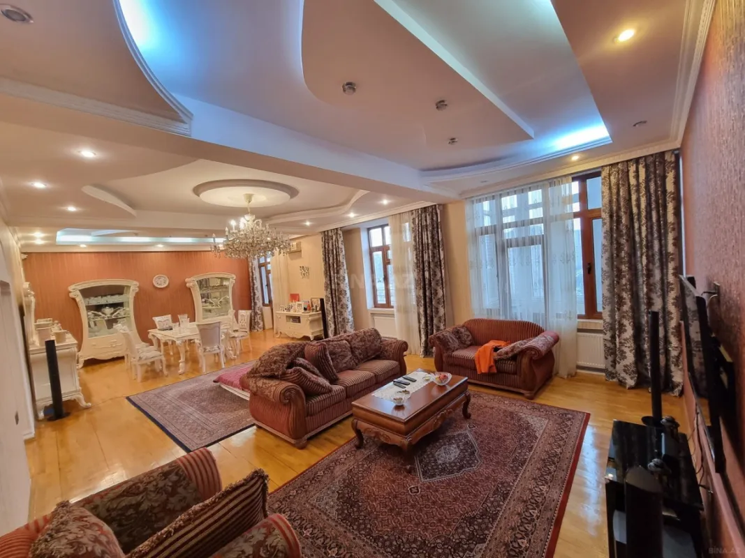 Satılır 4 otaqlı mənzil 215 m²