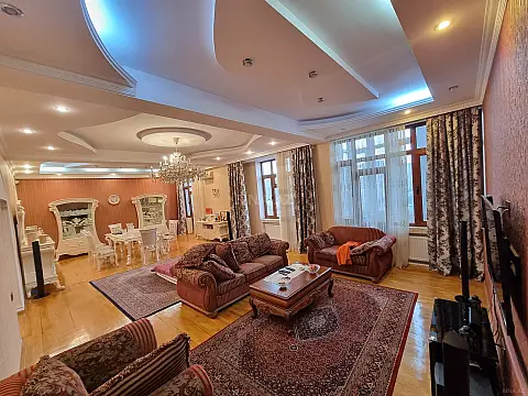 Satılır 4 otaqlı mənzil 215 m²