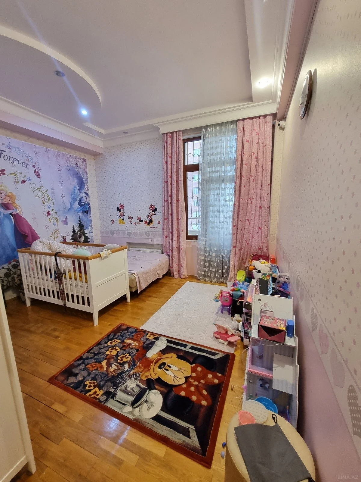 Satılır 4 otaqlı mənzil 215 m²