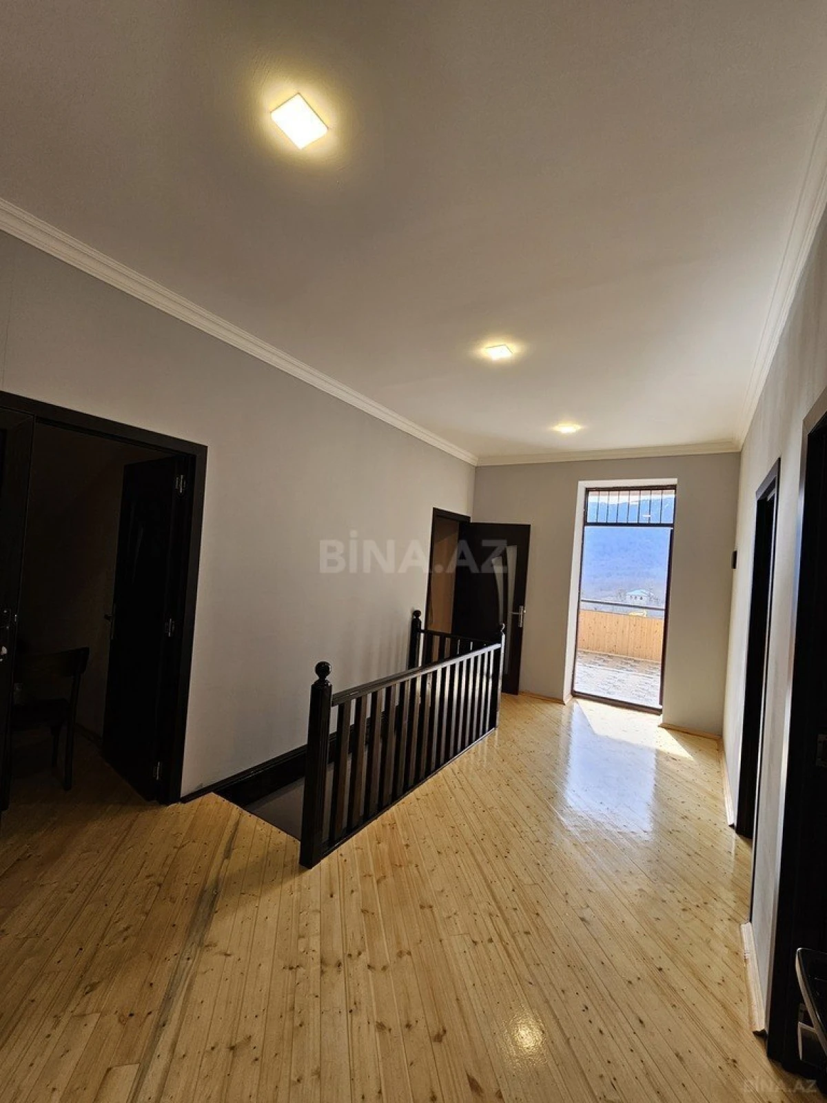 Kirayə verilir 8 otaqlı həyət evi 242 m²