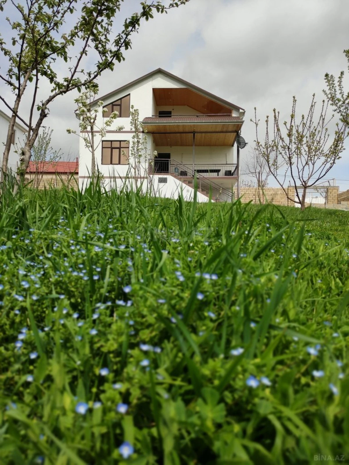 Kirayə verilir 8 otaqlı həyət evi 242 m²