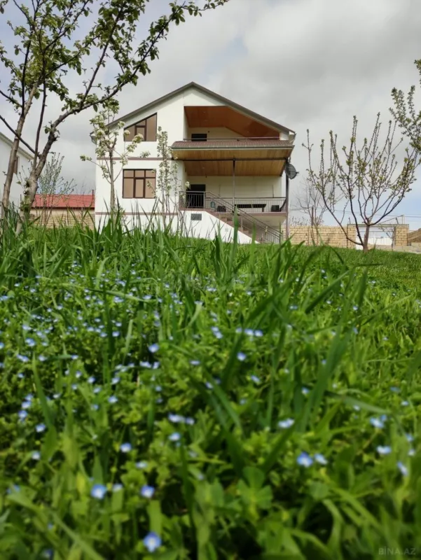Kirayə verilir 8 otaqlı həyət evi 242 m²