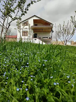 Kirayə verilir 8 otaqlı həyət evi 242 m²