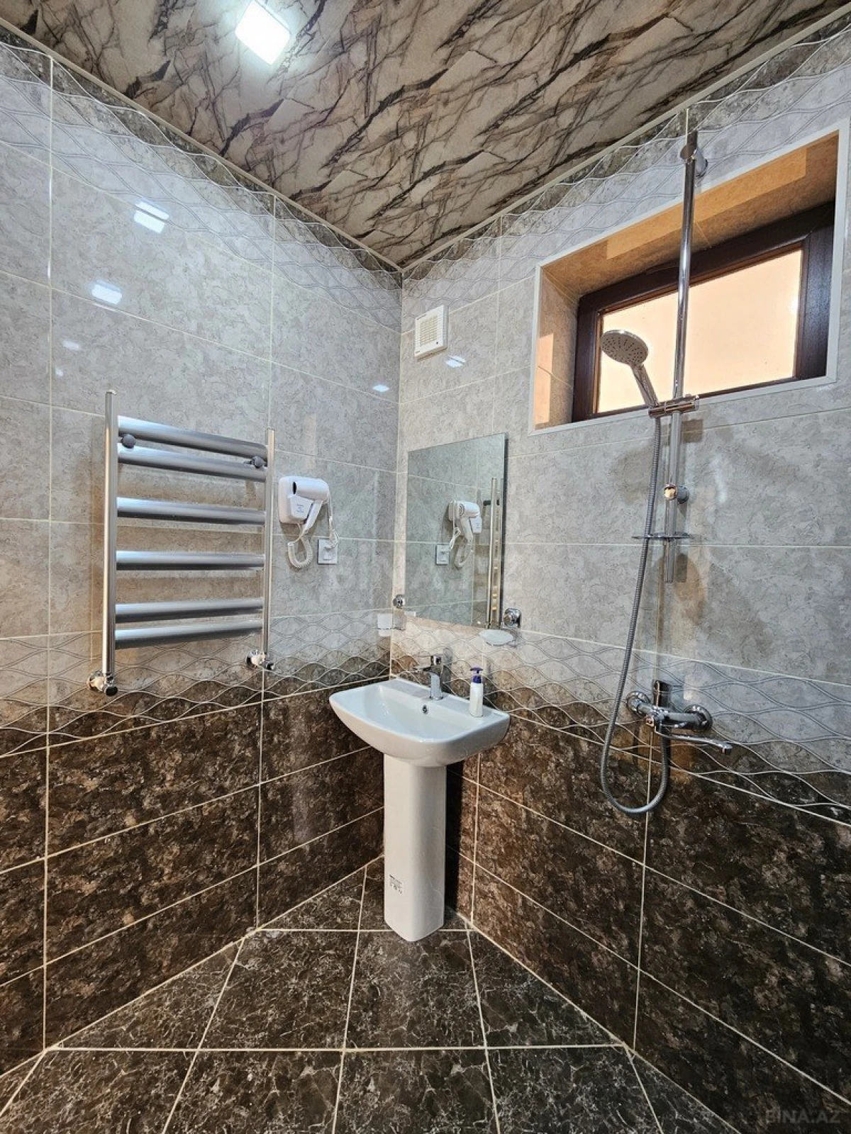Kirayə verilir 8 otaqlı həyət evi 242 m²