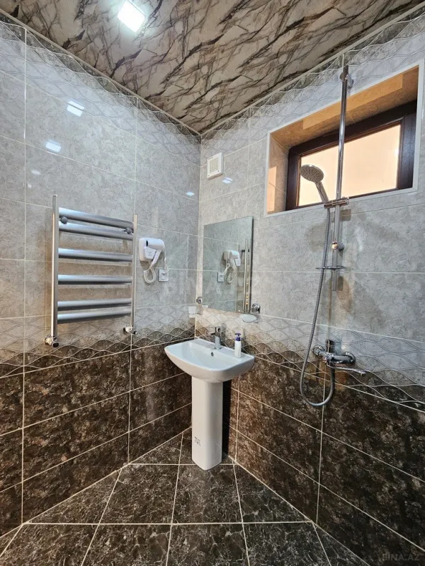 Kirayə verilir 8 otaqlı həyət evi 242 m²