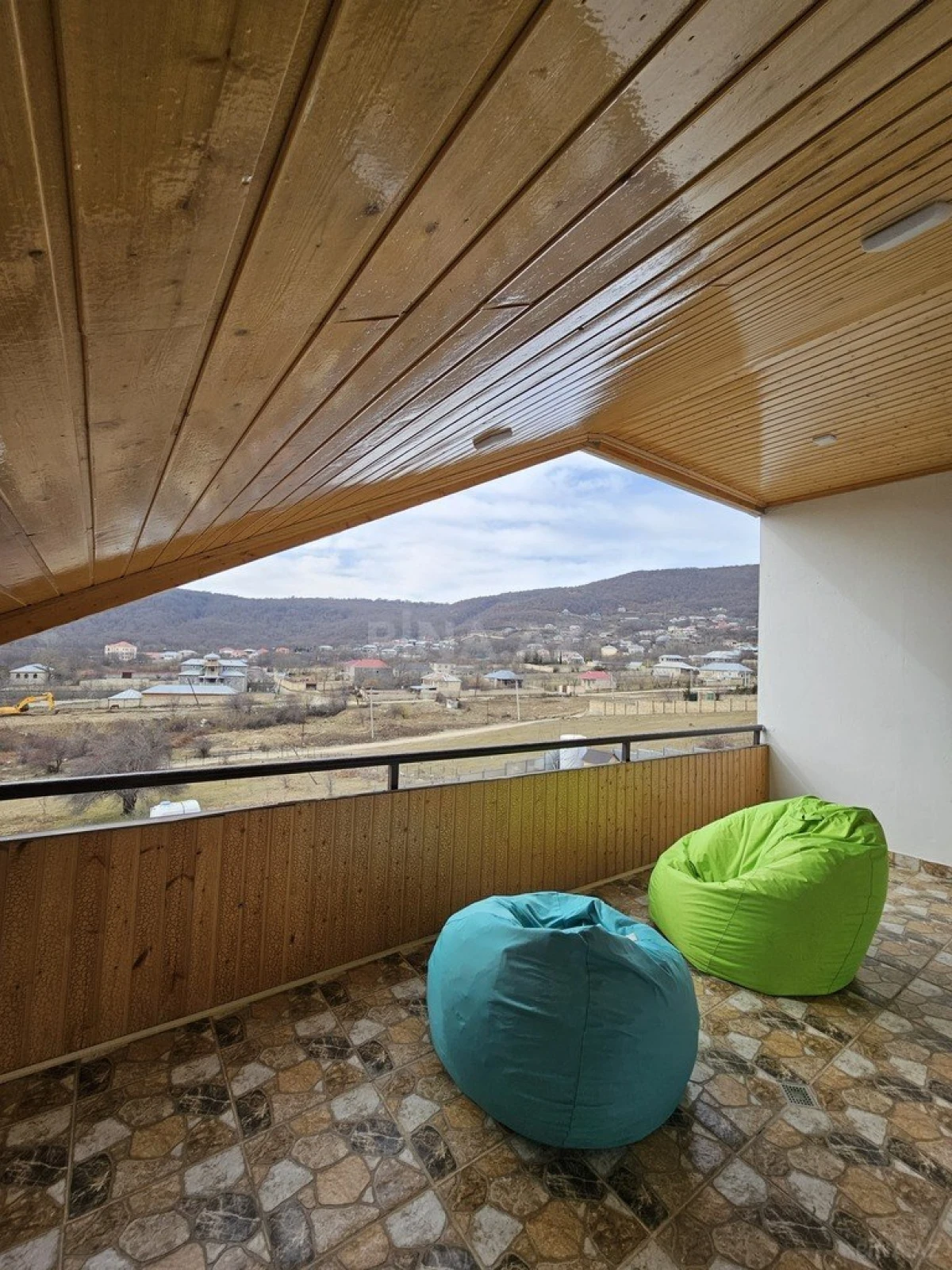 Kirayə verilir 8 otaqlı həyət evi 242 m²