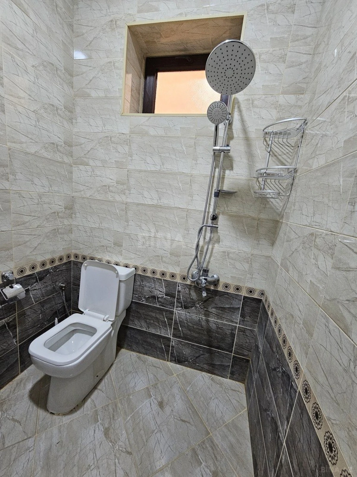 Kirayə verilir 8 otaqlı həyət evi 242 m²