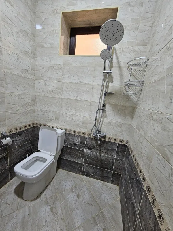 Kirayə verilir 8 otaqlı həyət evi 242 m²