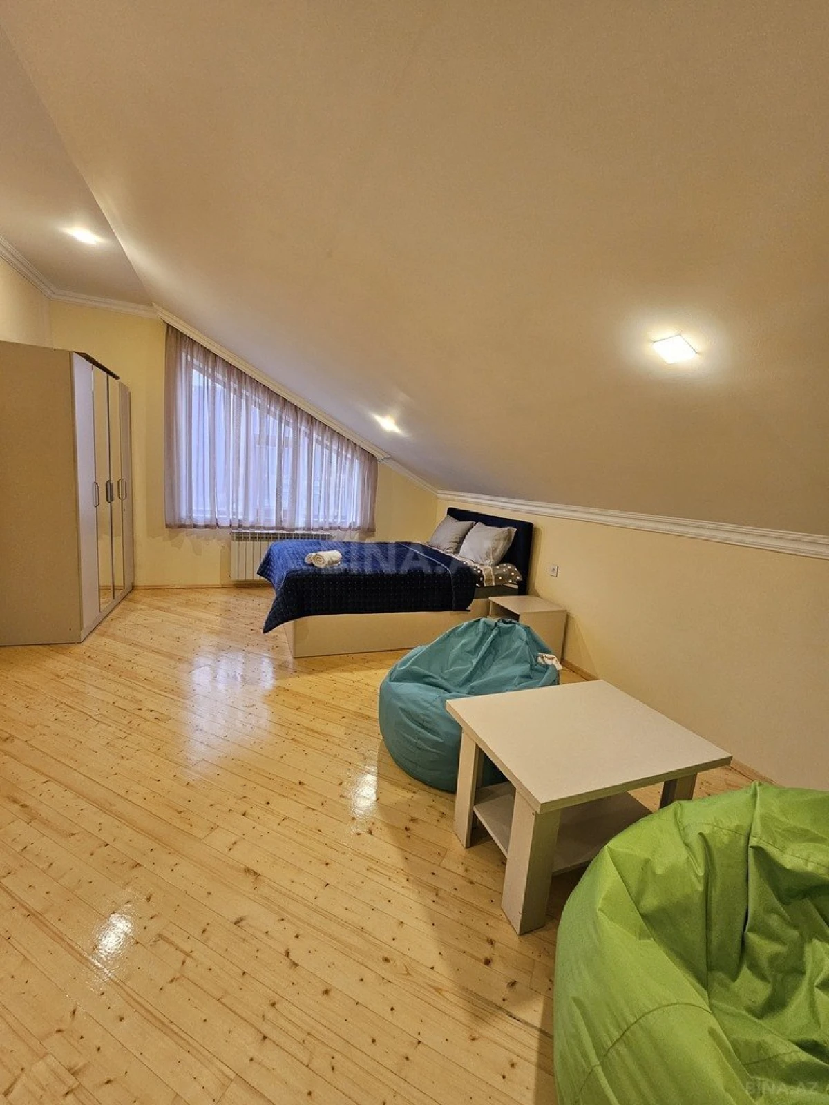 Kirayə verilir 8 otaqlı həyət evi 242 m²