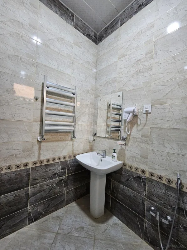 Kirayə verilir 8 otaqlı həyət evi 242 m²