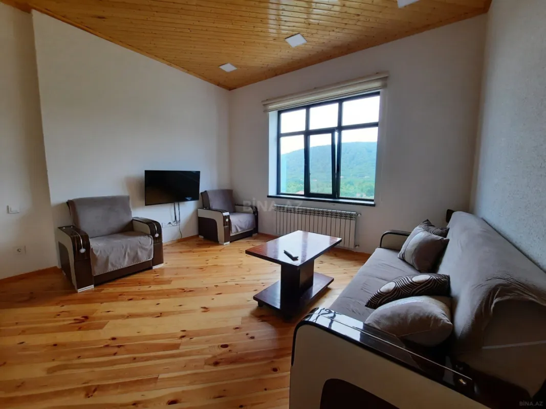 Kirayə verilir 8 otaqlı həyət evi 242 m²