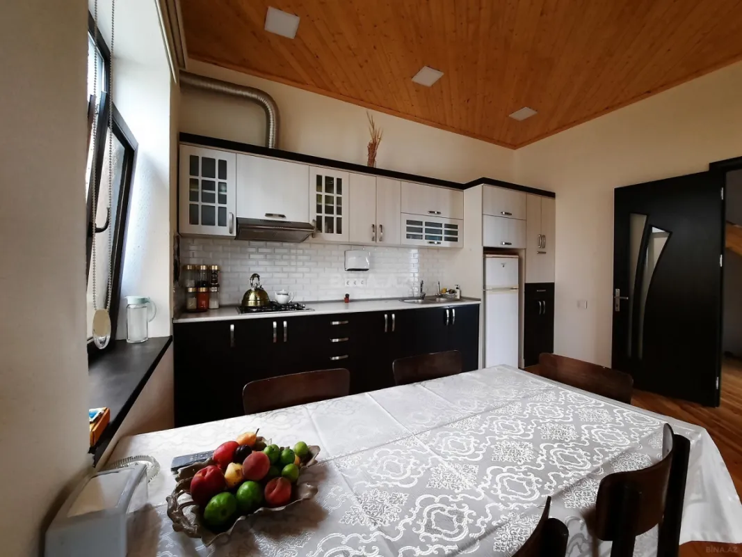 Kirayə verilir 8 otaqlı həyət evi 242 m²