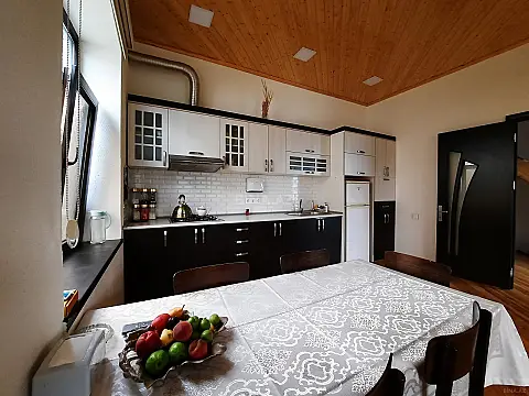 Kirayə verilir 8 otaqlı həyət evi 242 m²