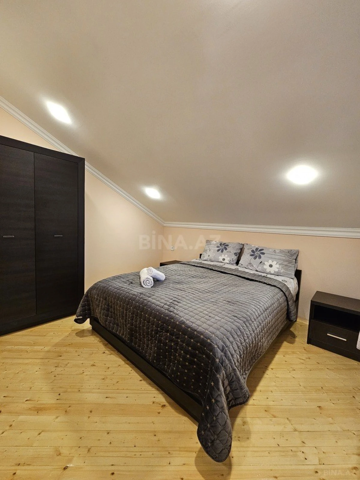 Kirayə verilir 8 otaqlı həyət evi 242 m²
