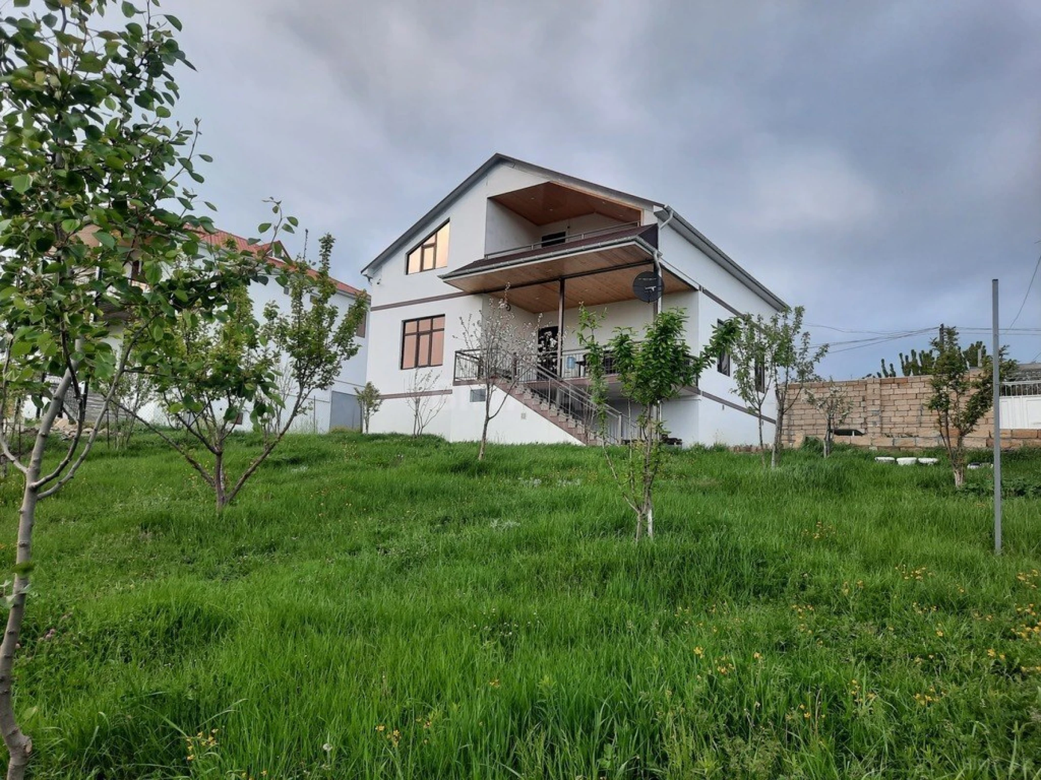 Kirayə verilir 8 otaqlı həyət evi 242 m²