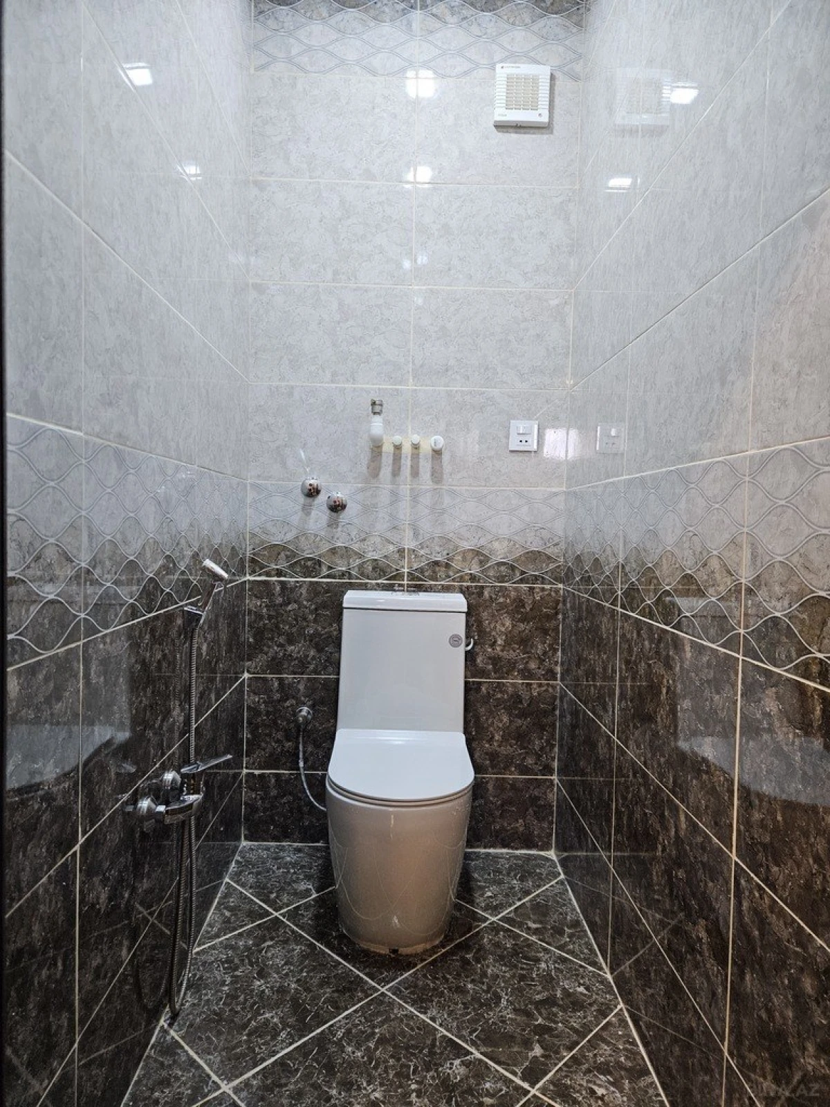 Kirayə verilir 8 otaqlı həyət evi 242 m²