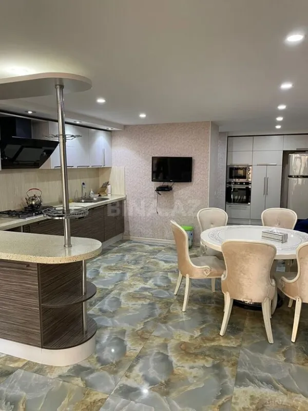 Kirayə verilir 6 otaqlı həyət evi 340 m²