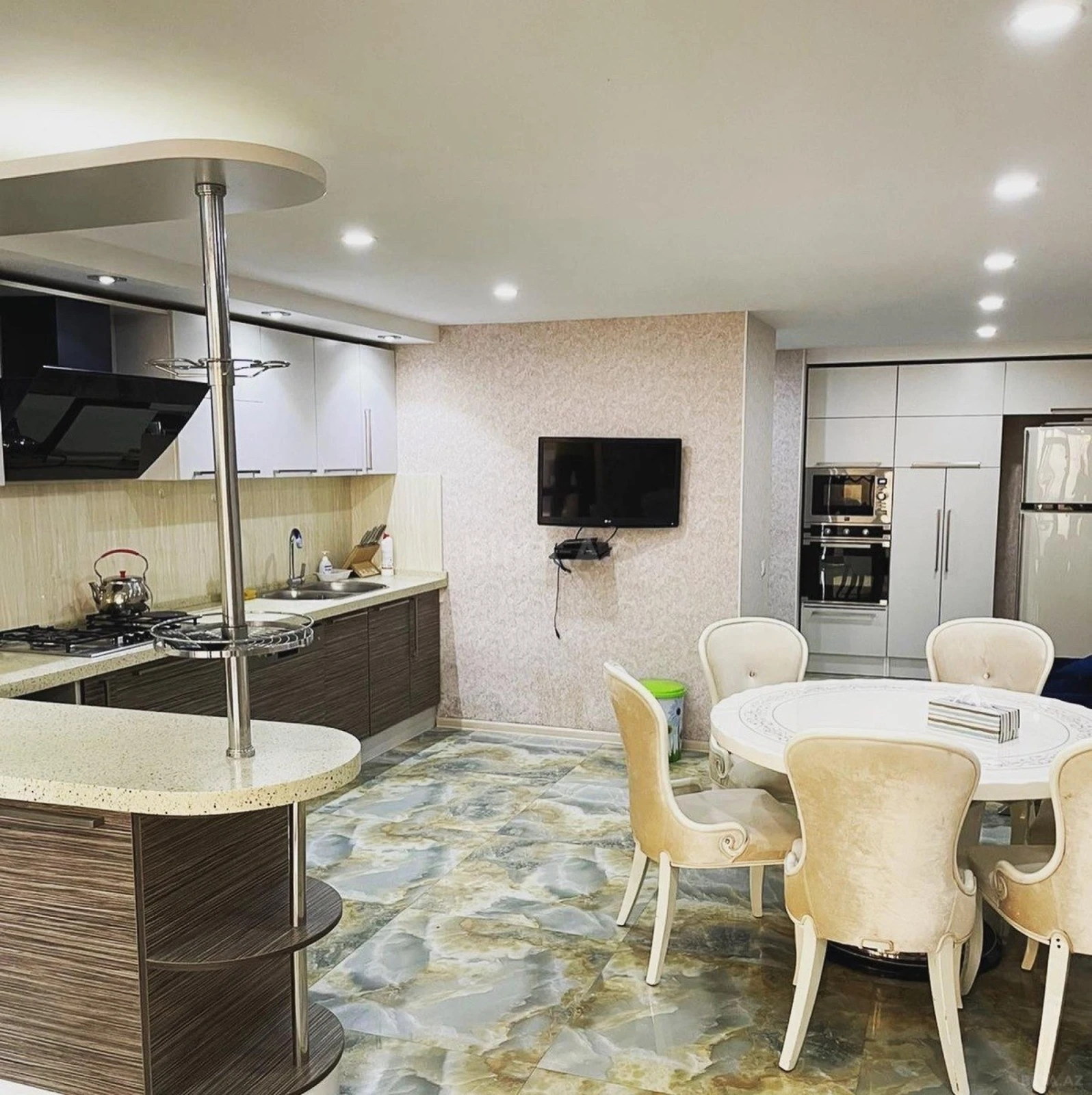 Kirayə verilir 6 otaqlı həyət evi 400 m²