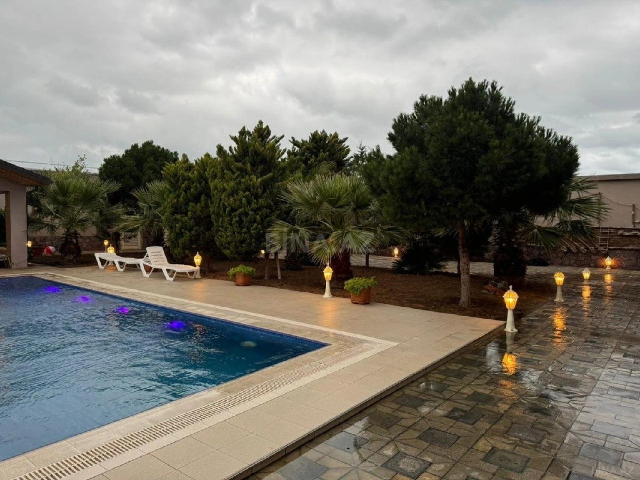 Kirayə verilir 6 otaqlı həyət evi 600 m²