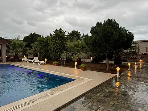 Kirayə verilir 6 otaqlı həyət evi 600 m²