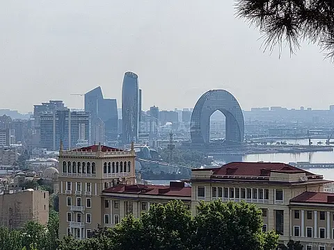 Satılır 14 otaqlı həyət evi 3600 m²