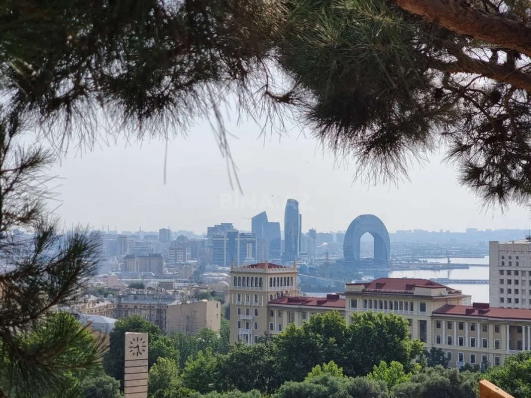 Satılır 14 otaqlı həyət evi 3600 m²