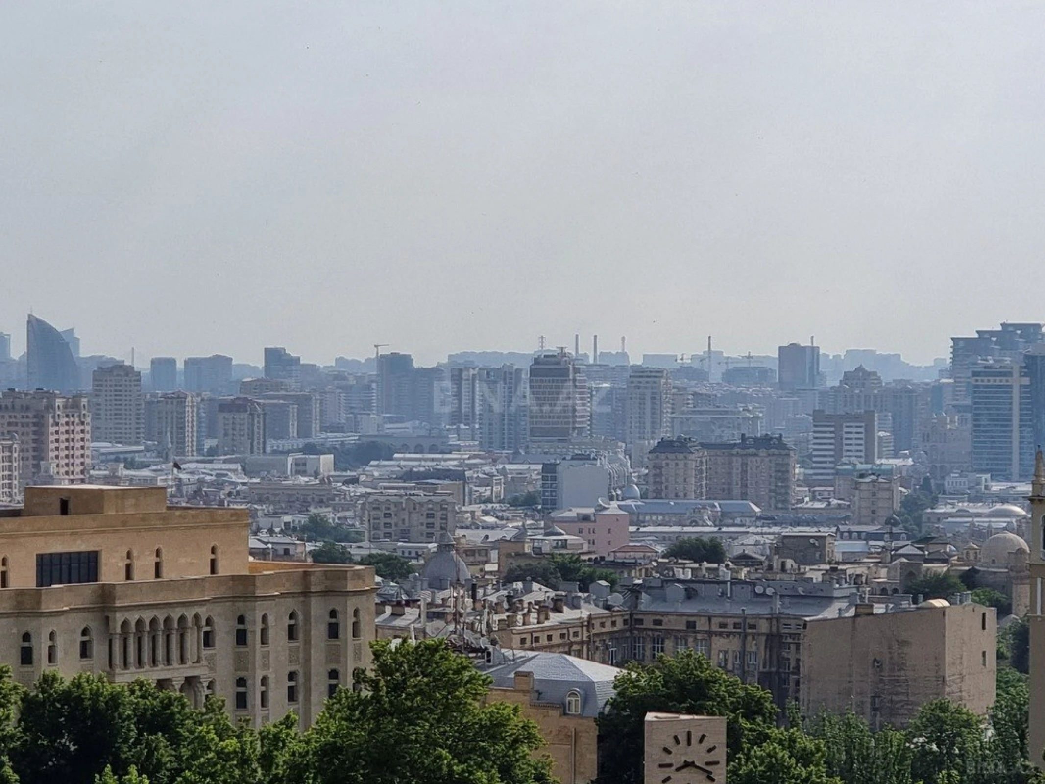 Satılır 14 otaqlı həyət evi 3600 m²