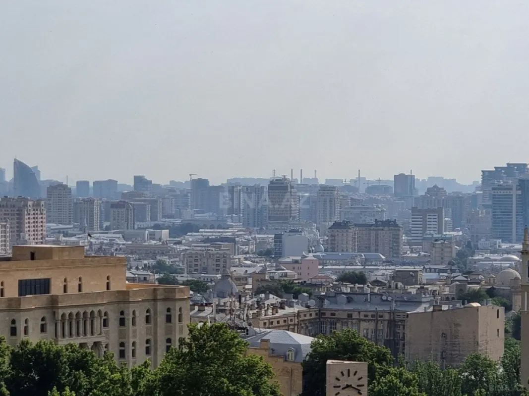 Satılır 14 otaqlı həyət evi 3600 m²