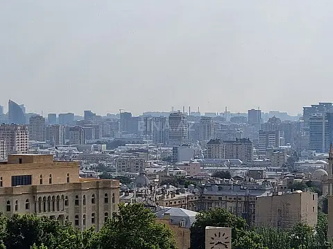 Satılır 14 otaqlı həyət evi 3600 m²