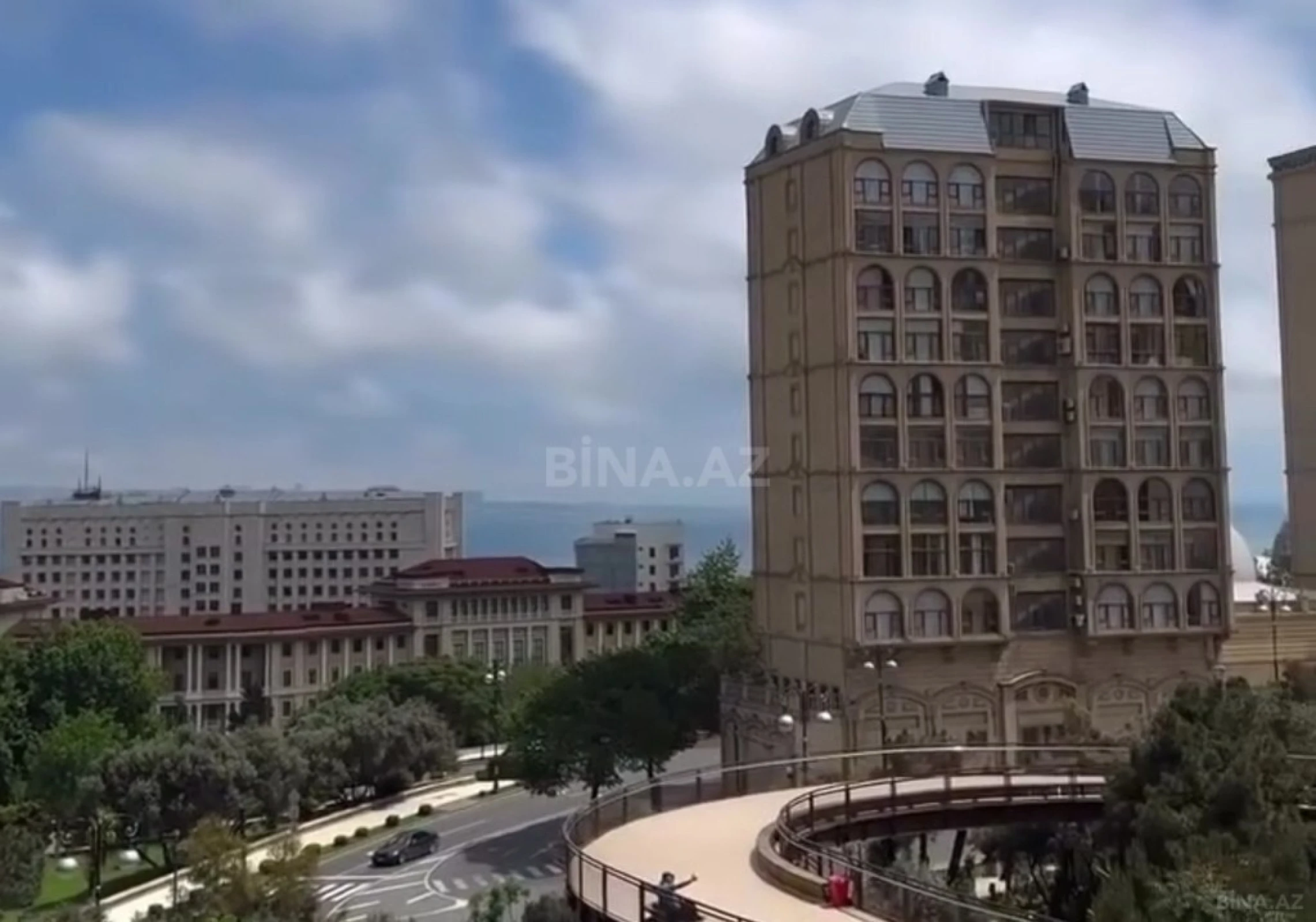 Satılır 14 otaqlı həyət evi 3600 m²