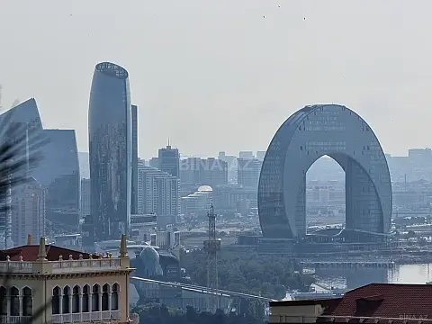 Satılır 14 otaqlı həyət evi 3600 m²