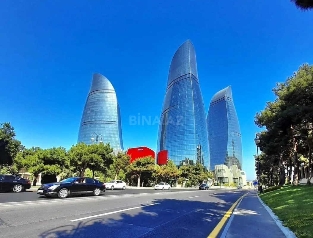 Satılır 14 otaqlı həyət evi 3600 m²