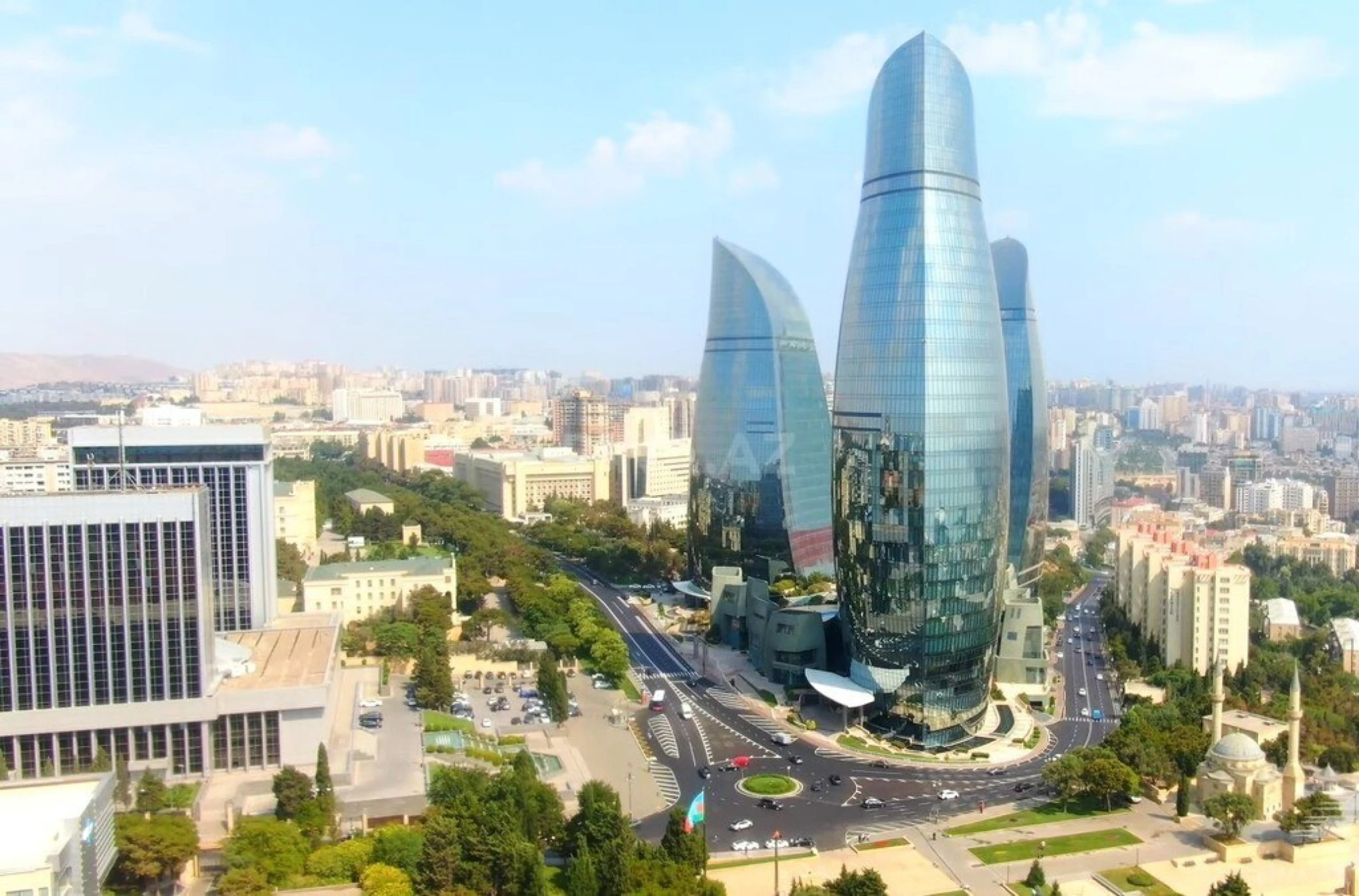 Satılır 14 otaqlı həyət evi 3600 m²