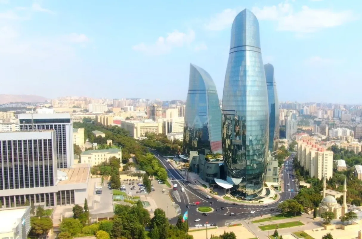 Satılır 14 otaqlı həyət evi 3600 m²