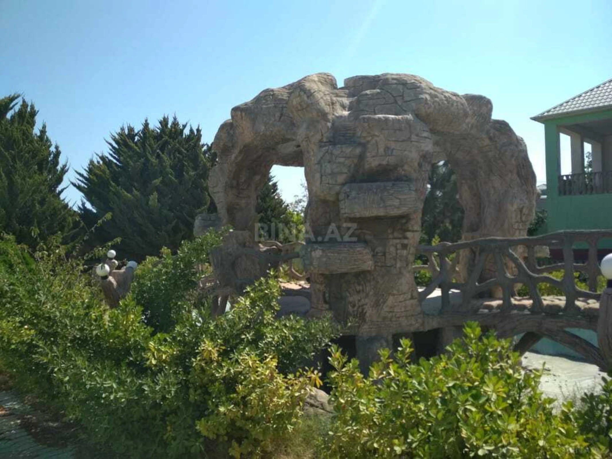 Satılır 10 otaqlı həyət evi 622 m²