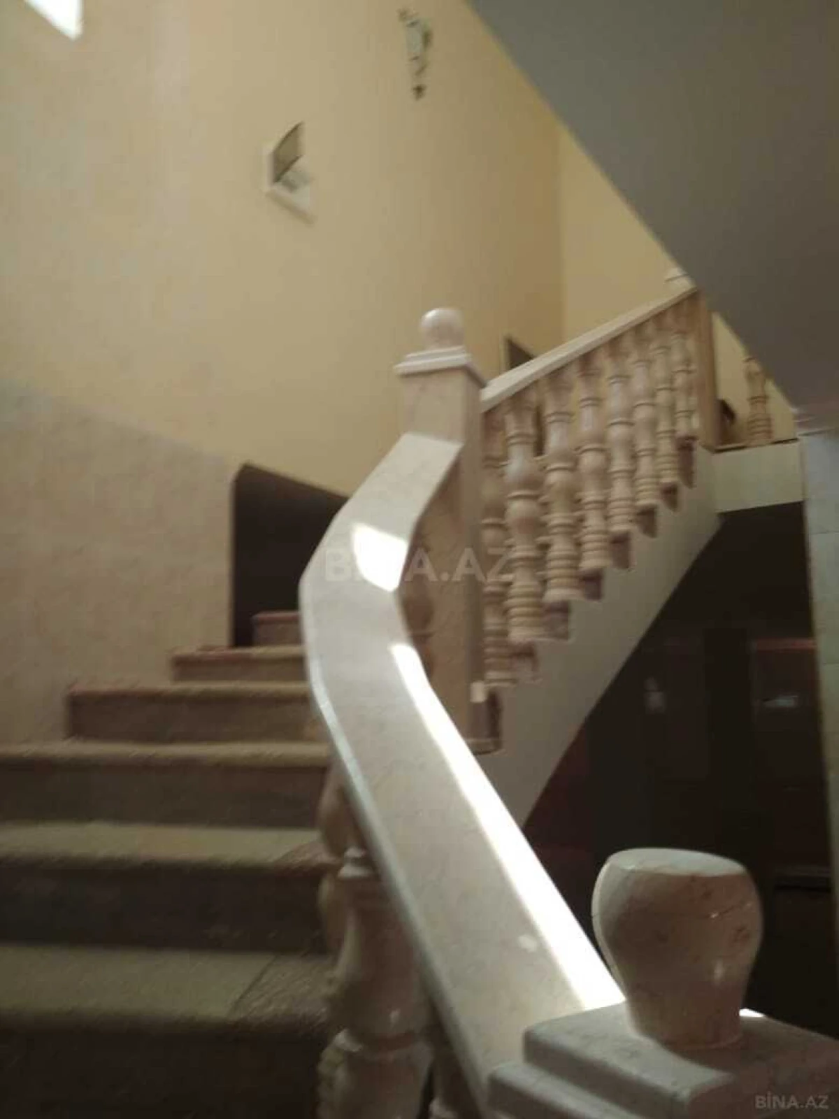 Satılır 10 otaqlı həyət evi 622 m²