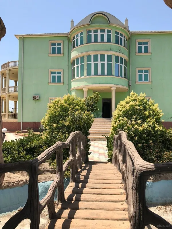 Satılır 10 otaqlı həyət evi 622 m²