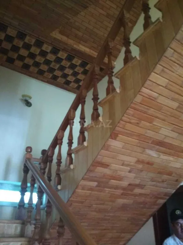 Satılır 10 otaqlı həyət evi 622 m²