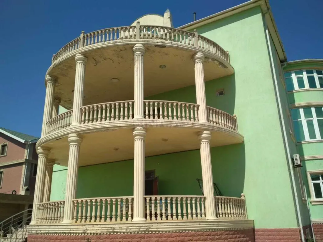 Satılır 10 otaqlı həyət evi 622 m²