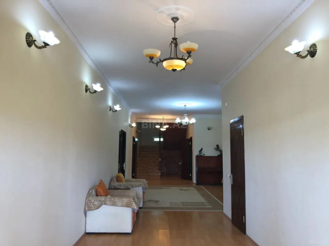 Satılır 10 otaqlı həyət evi 622 m²