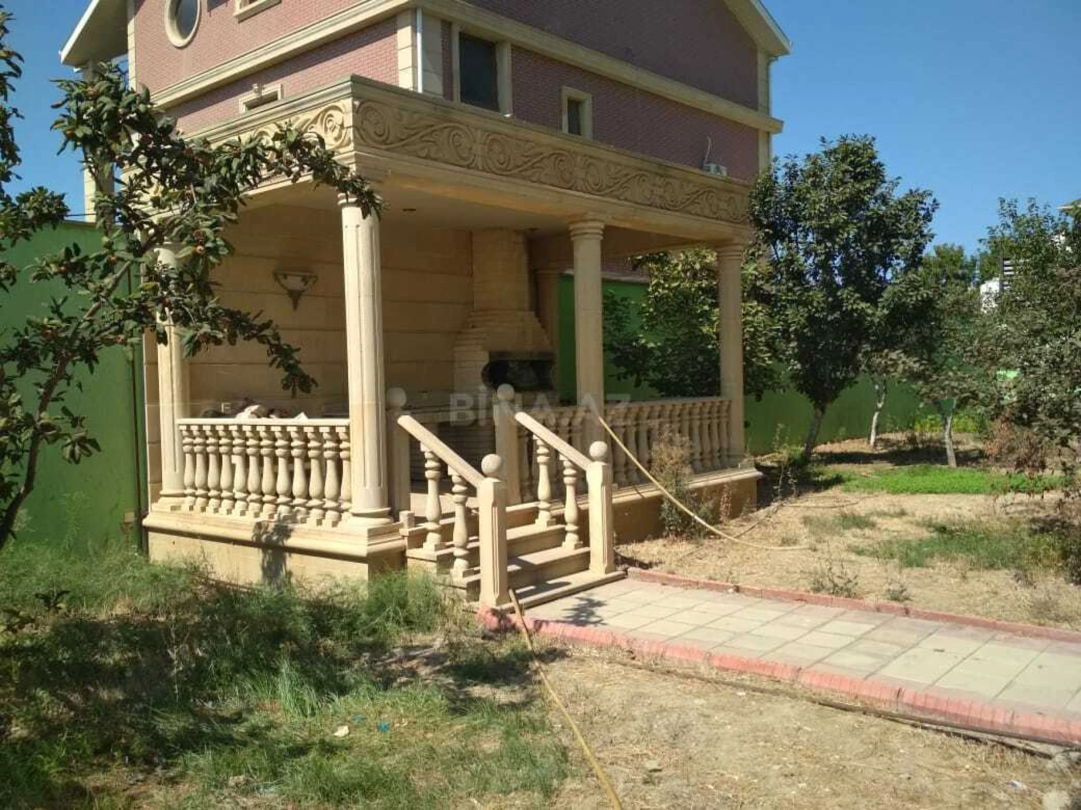 Satılır 10 otaqlı həyət evi 622 m²