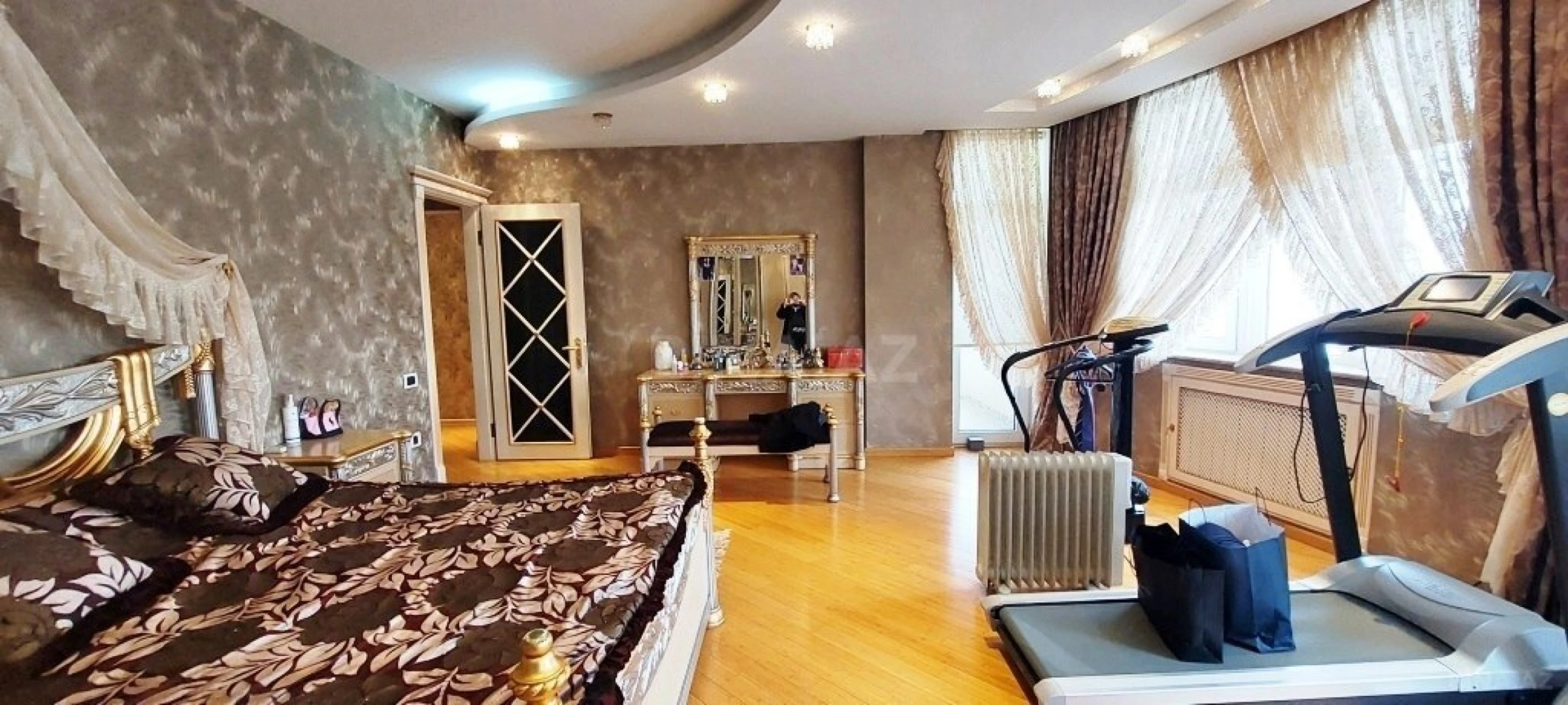 Satılır 5 otaqlı mənzil 340 m²