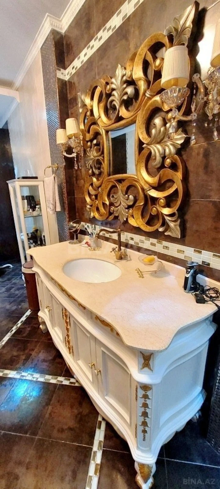 Satılır 5 otaqlı mənzil 340 m²