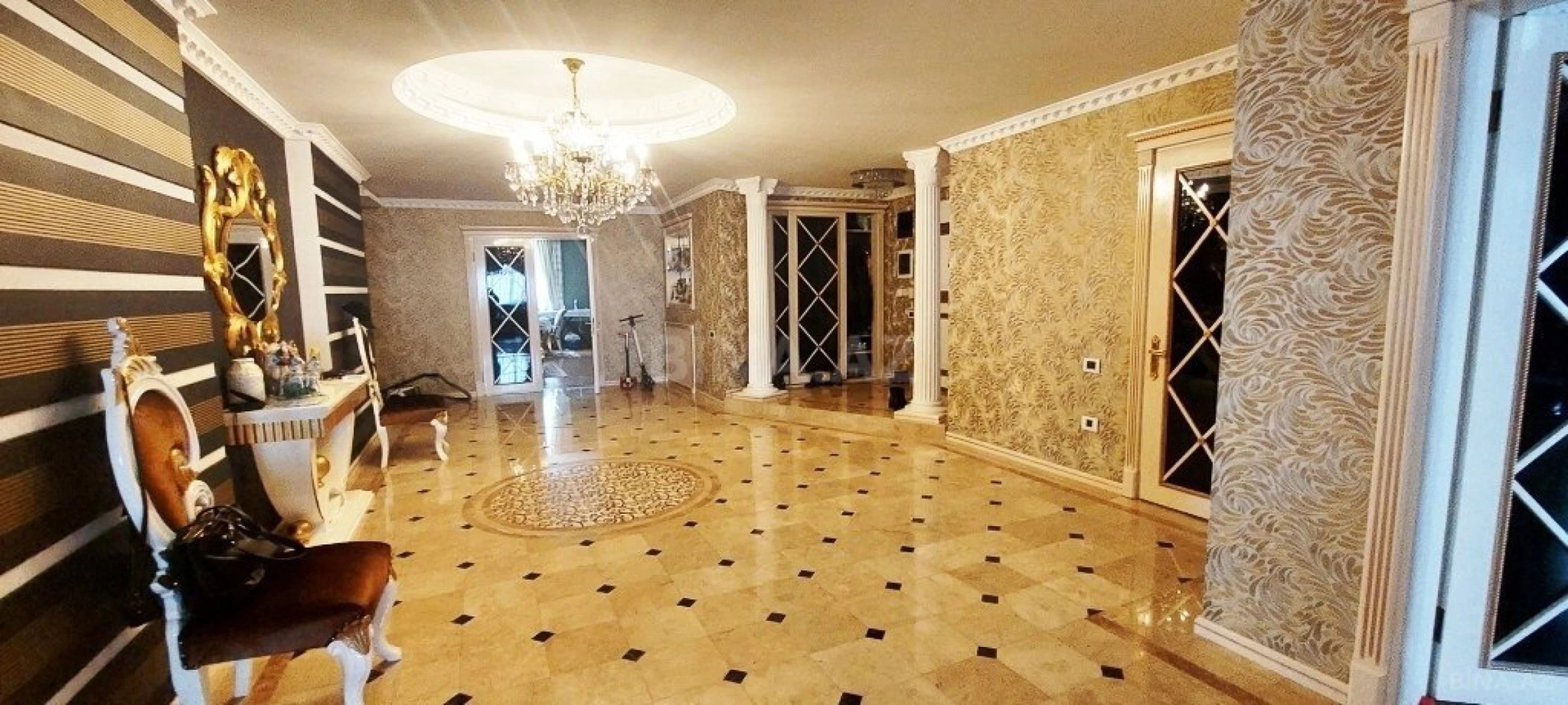 Satılır 5 otaqlı mənzil 340 m²